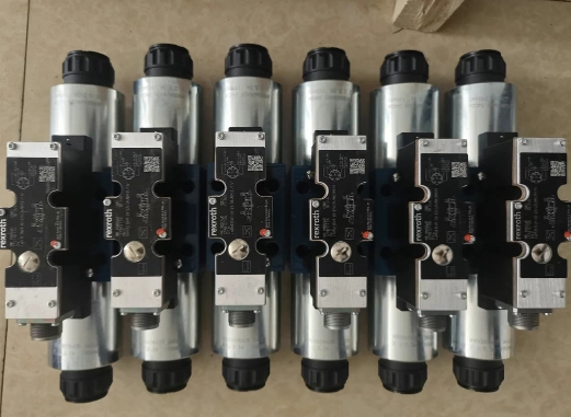 Rexroth R900925687 Proportional Directional Valve 4WRAE10W1-30-2X/G24N9K31/F1V